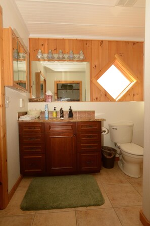 Tina con regadera, secadora de cabello, toallas, jabón 