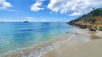 Plage à proximité, chaises longues, serviettes de plage
