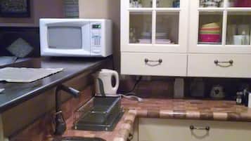 Refrigerador, microondas, cafetera y tetera y tostadora