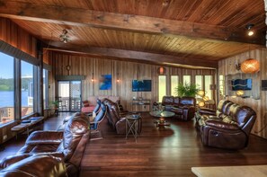 Smart TV, fireplace, books - Brannholm Glass Lakefront Home -Pet friendly (Otis)