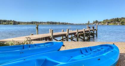 Brannholm Glass Lakefront Home -Pet friendly