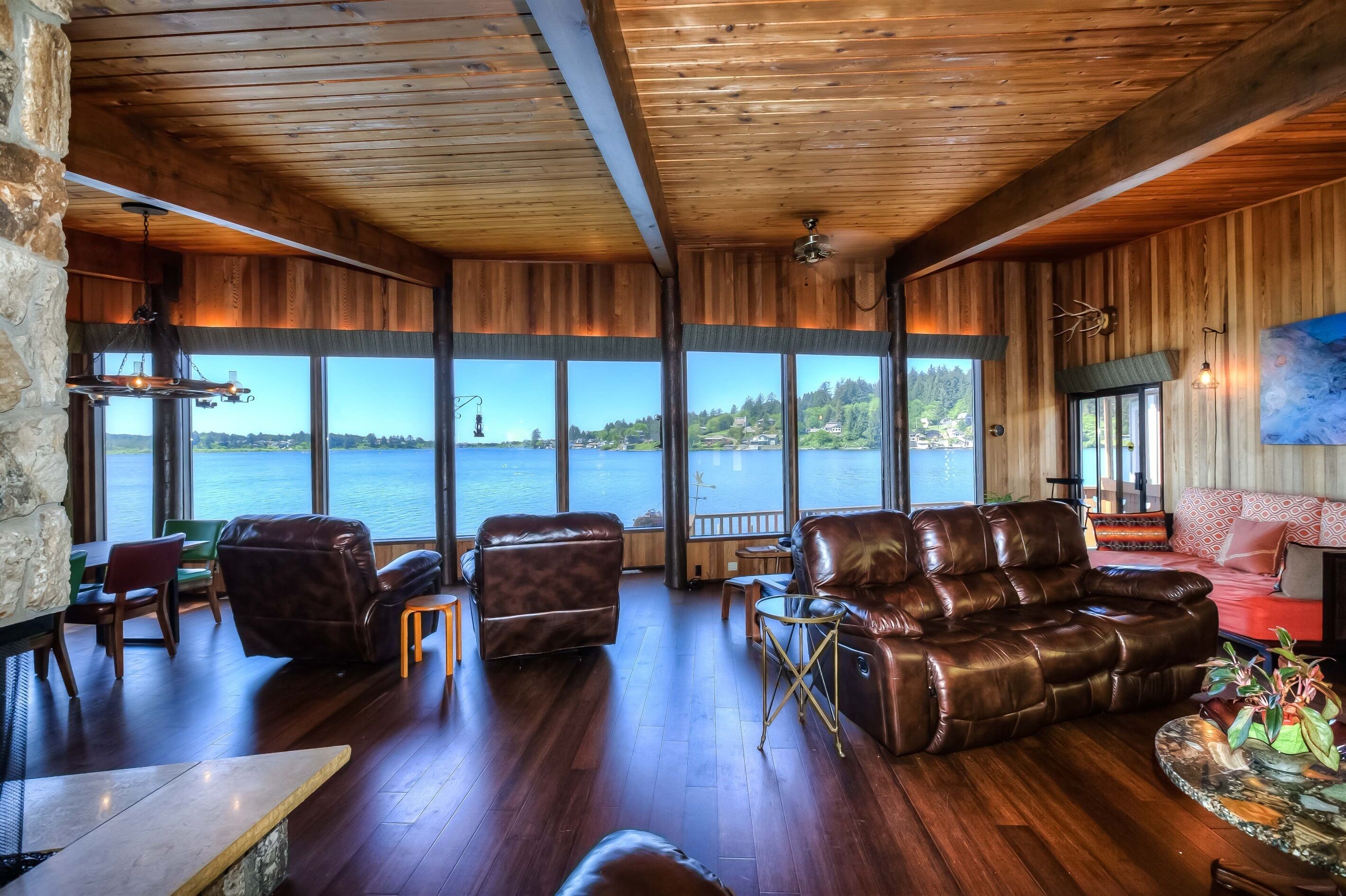 Smart TV, chimenea y libros 