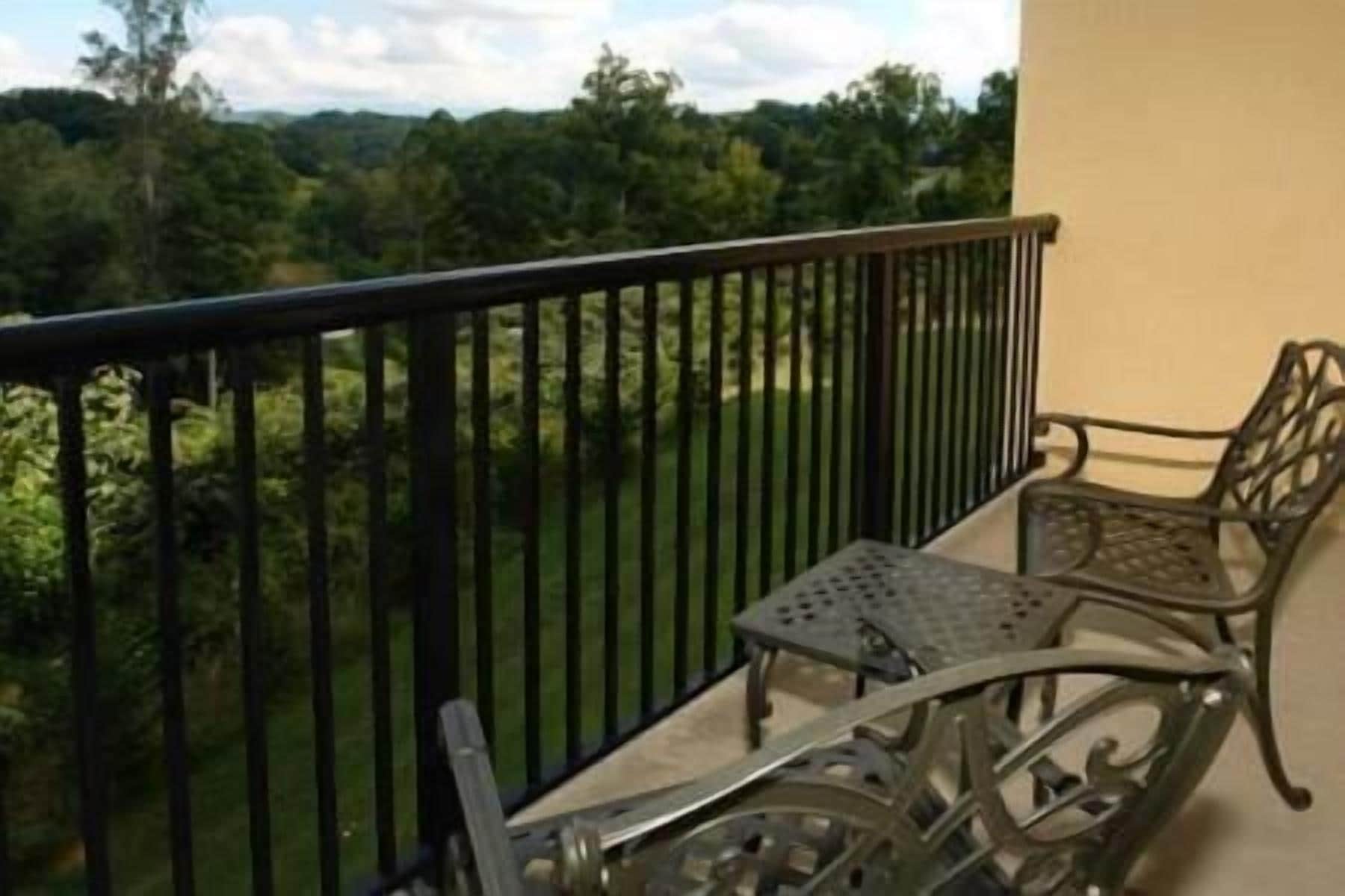Private balcony with Mtn Views and wildlife at dusk and dawn.