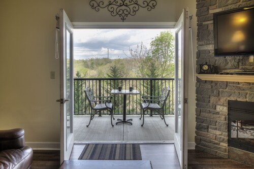 Sarah's Mountain Blessing w/ Pools, Hot tub, & Arcade Game 2 King beds