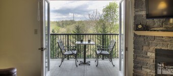 Sarah's Mountain Blessing w/ Pools, Hot tub, & Arcade Game 2 King beds