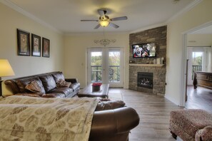 スマートテレビ、暖炉、DVD プレーヤー