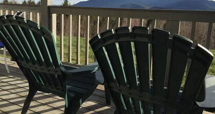 Paisible, familial, piscine extérieure chauffée, vues impressionnantes, prÚs de Story Land