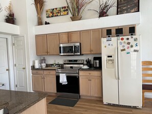 Réfrigérateur, four à micro-ondes, un four, surface de cuisson