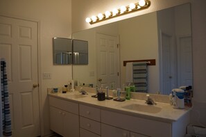 وحدات دش مع أحواض استحمام، حوض استحمام بنظام ضخ المياه، مجففات شعر