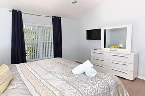 4 bedrooms, iron/ironing board, travel cot, free WiFi - Stunning 3 bed/2 bath w Den/Near Disney/South Facing Pool/Hot Tub/FreeWiFi/Xbox1 (Davenport)