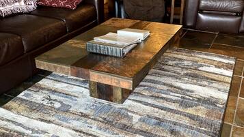 Smart TV, chimenea, consola de videojuegos y reproductor de DVD