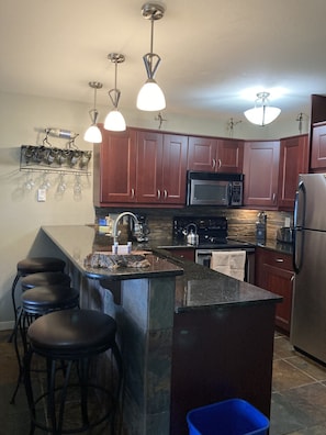 Full-sized fridge, microwave, oven, stovetop