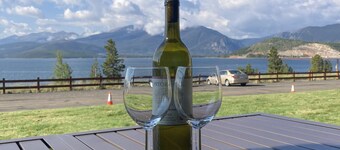 Luxury Lakeside Getaway, Central To Ski Resorts, Free Wi-Fi