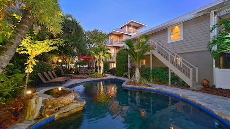 A heated pool. ❤️ Lovebirds' Retreat - Steps to Siesta Key Public Beach -