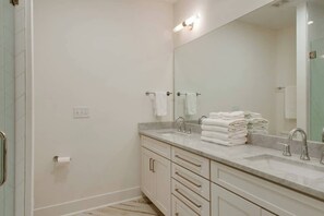 أحواض استحمام، مجففات شعر، مناشف