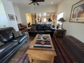 Smart TV, chimenea, estéreo y impresora 