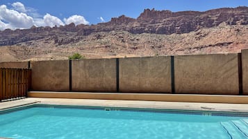 Piscina all'aperto, una piscina riscaldata