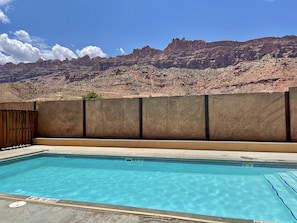 Outdoor pool, a heated pool - ELEVATE YOUR MOAB ADVENTURE @ Rock Climbers ! (Moab)