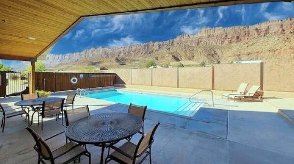 Alberca al aire libre y alberca climatizada