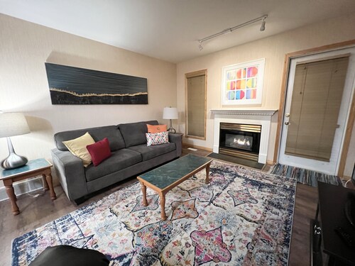 Great location 2 Bedroom Condo! Sleeps 6,NO CLEANING FEES,no move out task list.
