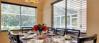 HUGE Pool Deck 15 mins to Disney! 360º Sun, Privacy-Games-Chef’s Kitchen + More!