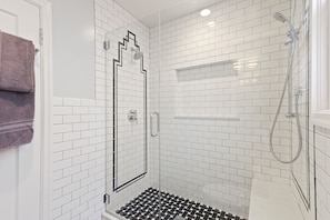 Douche, séchoir à cheveux, serviettes fournies, savon