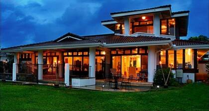 En el campo de golf Makai Elegante casa con jacuzzi y piscina en Princeville