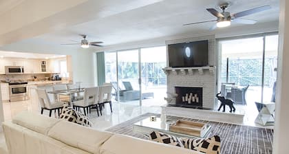 3 Miles to Beach- East Boca Free WIFI- Screened-in Heated Pool- Sleeps up to 6