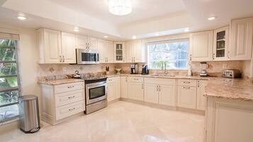 Een koelkast, een magnetron, een oven, een kookplaat