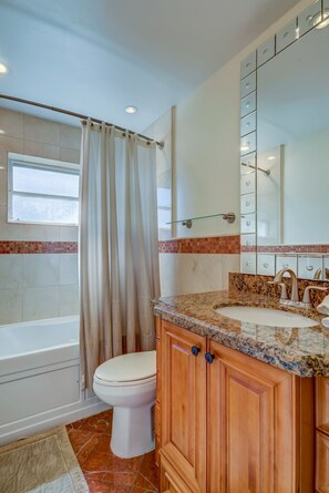 Ensemble douche/baignoire, baignoire à jets, sèche-cheveux