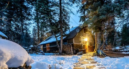 Piilopaikka virran yläpuolella - yksinäinen, yksityinen ja hiljainen