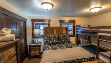 2 bedrooms, travel crib, free WiFi, bed sheets