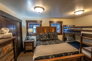 2 bedrooms, travel cot, free WiFi, bed sheets