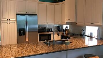 冷蔵庫、電子レンジ、オーブン、コンロ