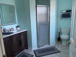 Ensemble douche/baignoire, sĂšche-cheveux, serviettes fournies, savon