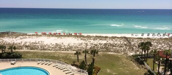 Smuk strand foran lejligheden !!!