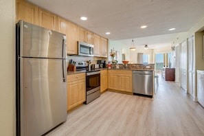 Refrigerador, microondas, horno, placa de cocina