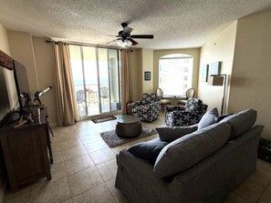 Smart TV, Netflix, DVD player, books - PENTHOUSE 17th floor w. free Beach Service (chairs/umbrella) included! (Navarre)