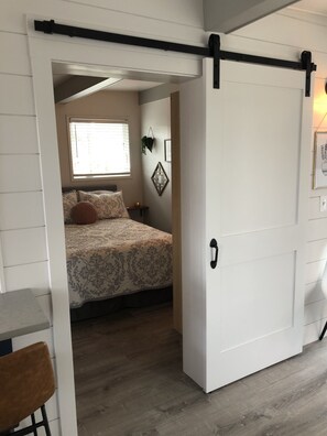 1 bedroom, in-room safe, iron/ironing board, WiFi - Private, Stand-Alone Apartment, 2 blocks from Greenlake (Seattle)