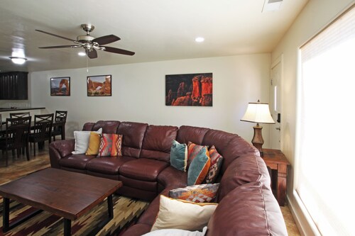 6A4 Relaxing Townhome, Two Car Garage, Community Pool & Hot Tub