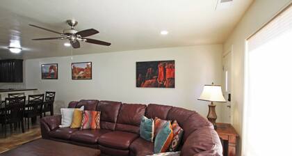 6A4 Relaxing Townhome, Two Car Garage, Community Pool & Hot Tub