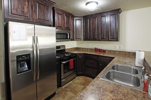 Private kitchen - 6A4 Relaxing Townhome, Two Car Garage, Community Pool & Hot Tub (Moab)
