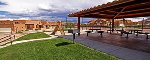 Outdoor dining - 6A4 Relaxing Townhome, Two Car Garage, Community Pool & Hot Tub (Moab)