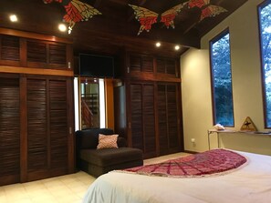 3 quartos, cofres nos quartos, escrivaninha