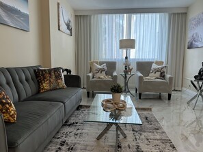 TV - ADORNED WITH BEAUTY, FRAMED NY NATURE, APARTMENT, BLK FROM BCH, ON INTERCOASTAL. (Ft Lauderdale)