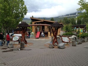 Children's area - Relax At Glaciers Reach In Whistler With Private Hot Tub & Free Parking (Whistler)