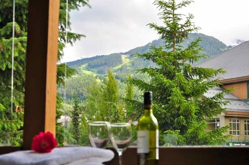 Relax At Glaciers Reach In Whistler With Private Hot Tub & Free Parking