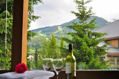 Relax At Glaciers Reach In Whistler With Private Hot Tub & Free Parking