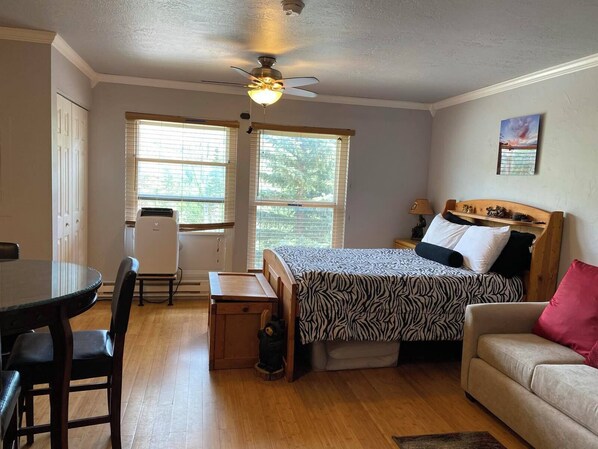 Iron/ironing board, travel cot, free WiFi, bed sheets