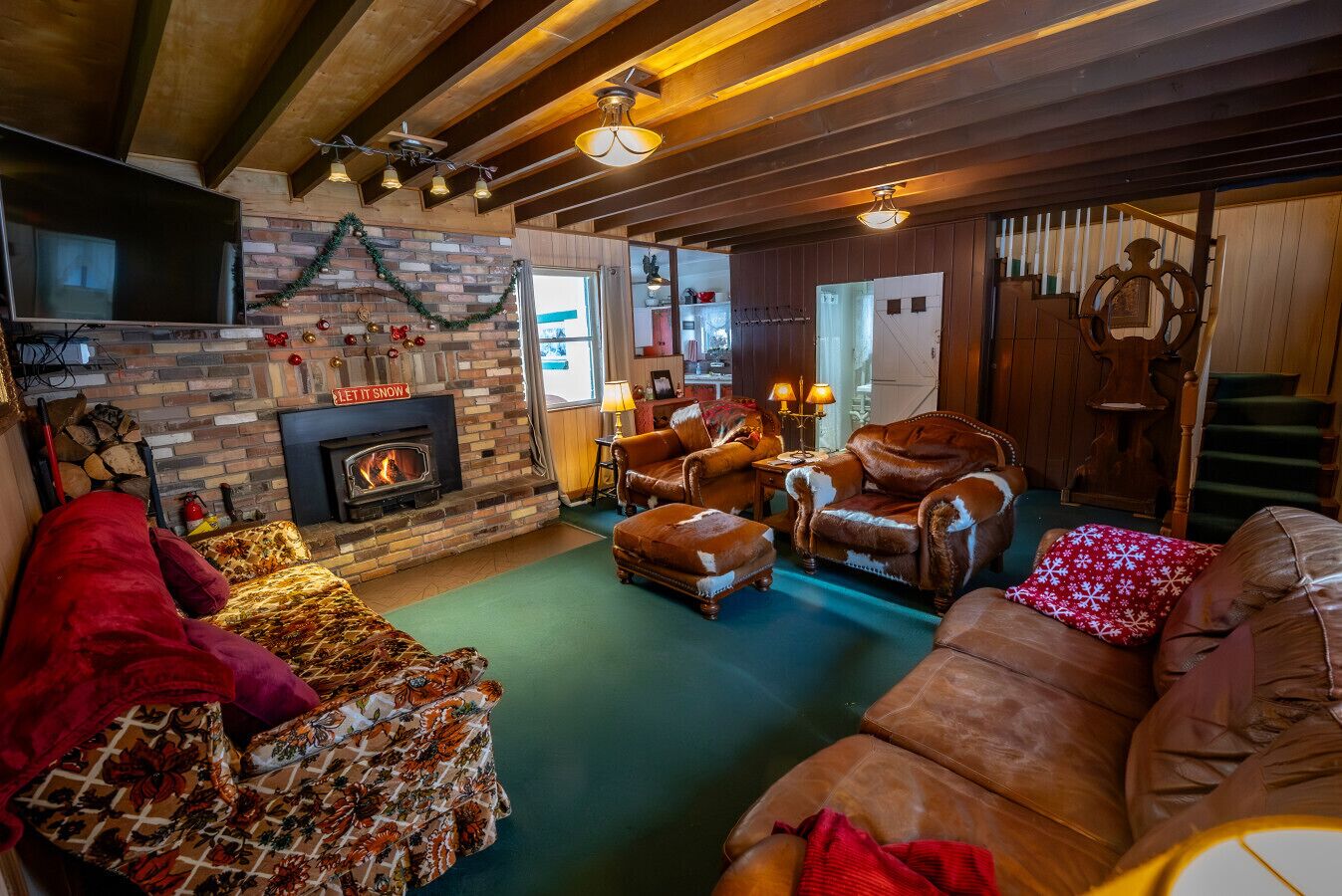 Smart TV, fireplace, DVD player, books